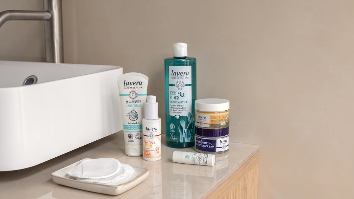 Kosmetikprodukte im Badezimmer mit sichtbarem MHD-Hinweis.