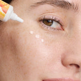 lavera Glow by Nature Illuminating Eye Cream in der Anwendung