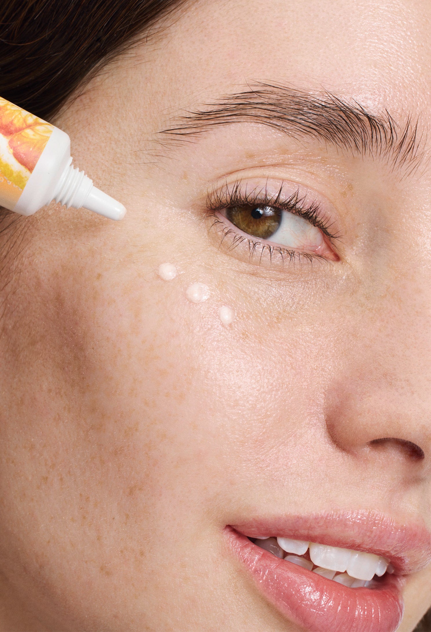 lavera Glow by Nature Illuminating Eye Cream in der Anwendung