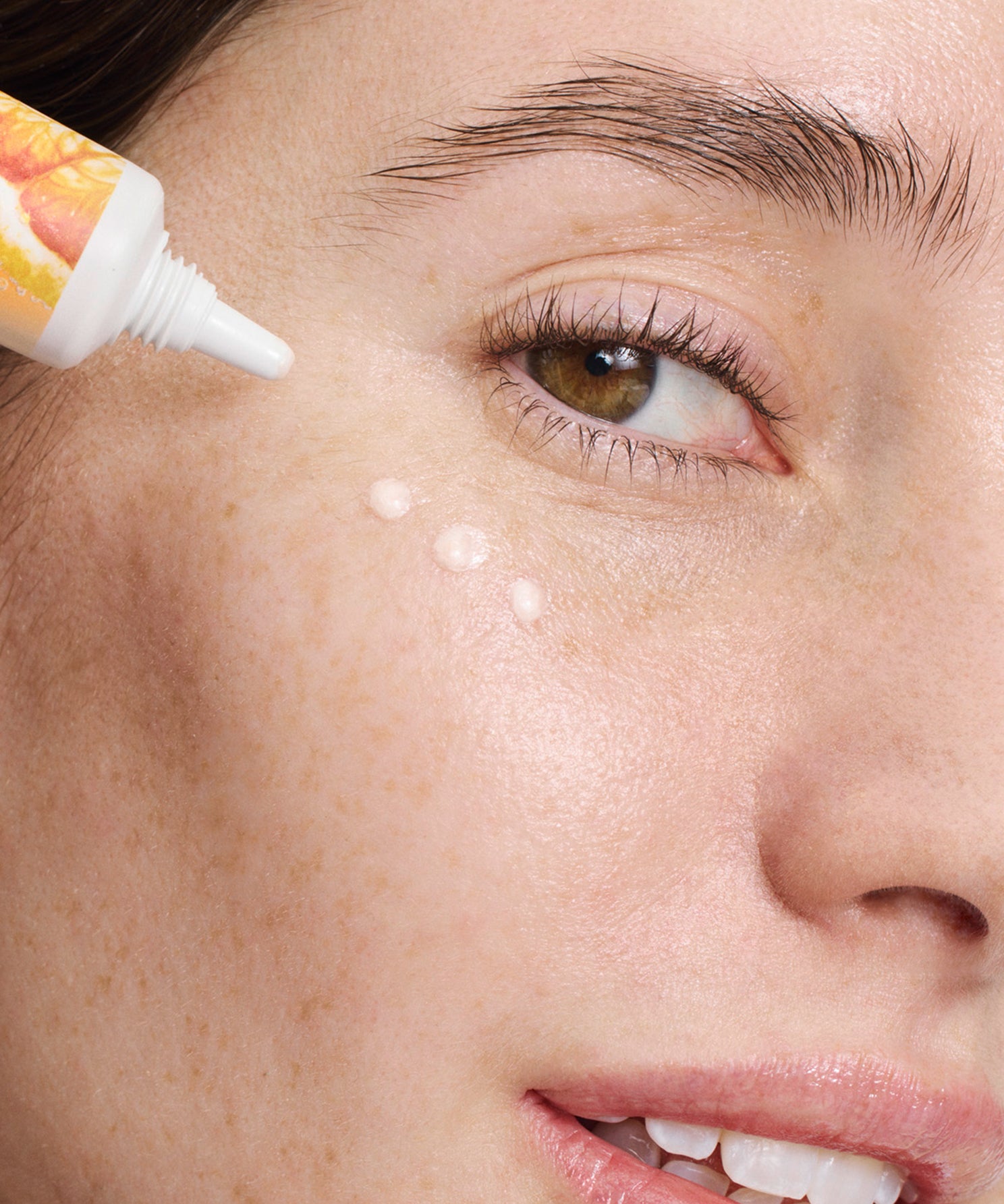 lavera Glow by Nature Illuminating Eye Cream in der Anwendung