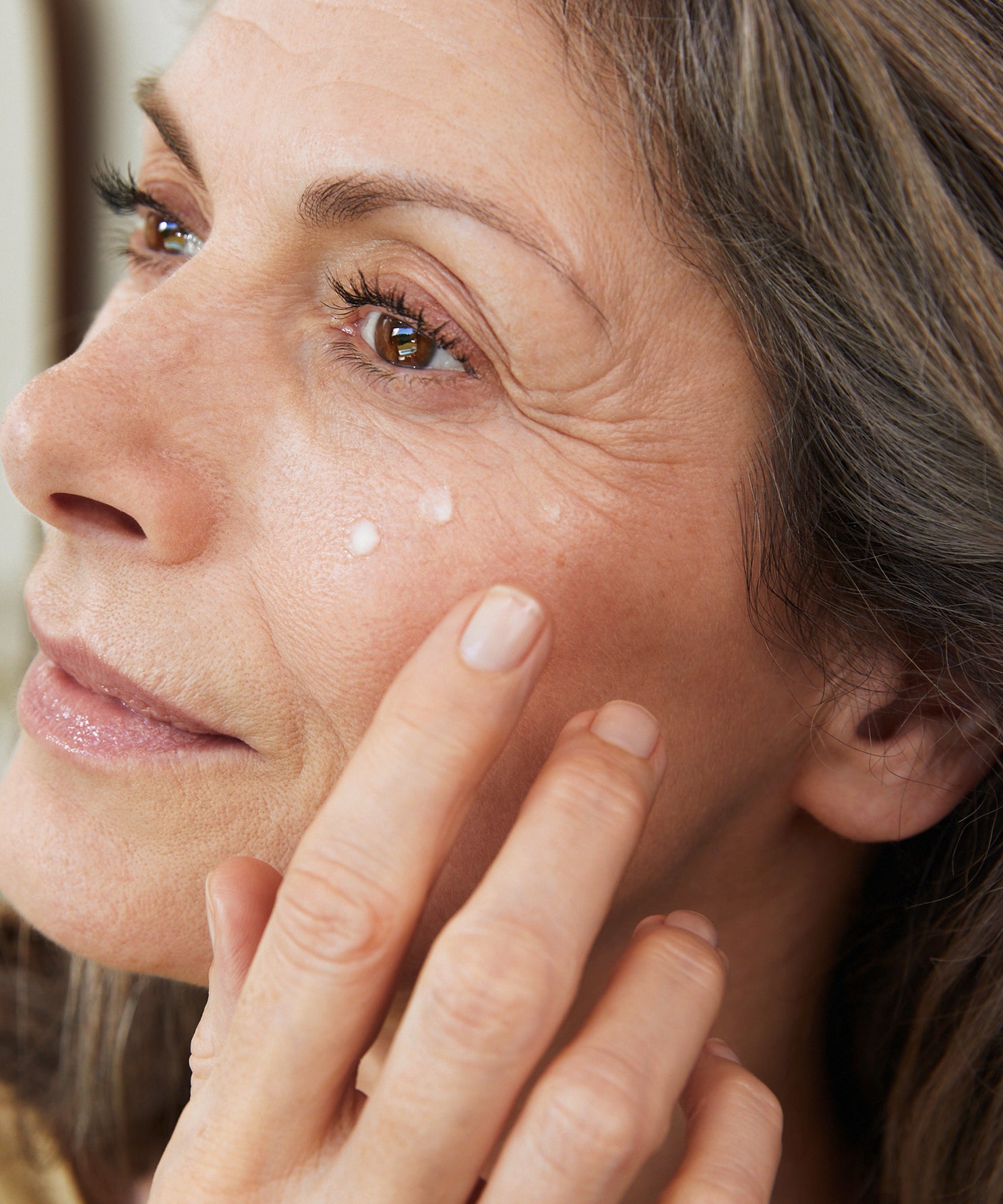 lavera MY AGE Intensiv Öl-Serum in der Anwendung