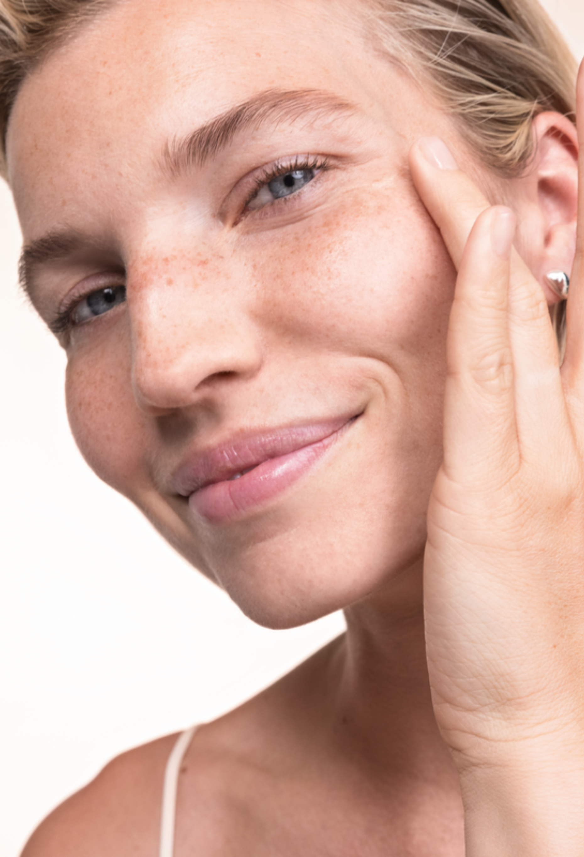 lavera basis sensitive Mildes Gesichtswasser in der Anwendung