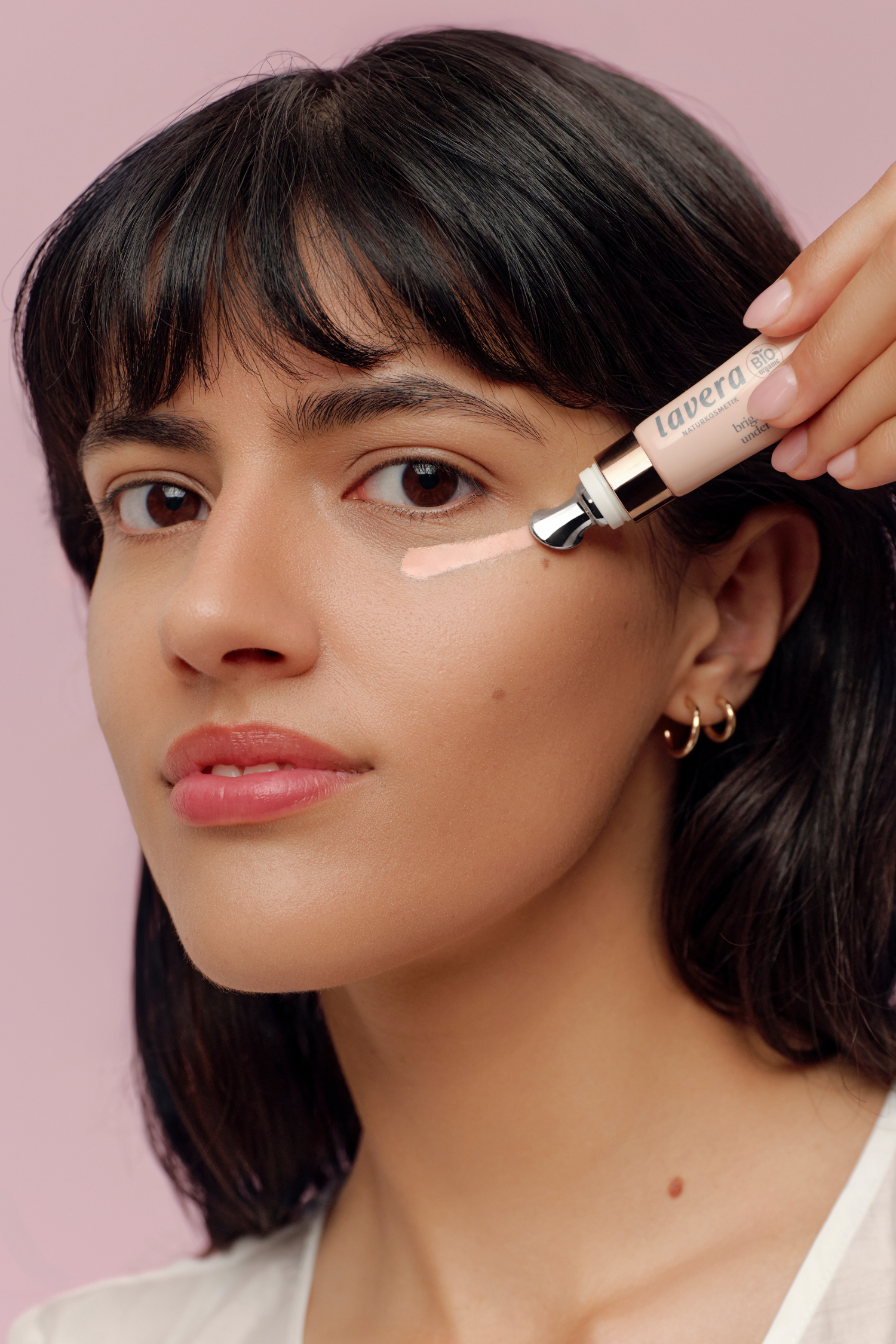 lavera Brightening & Hydrating Undereye Corrector in der Anwendung