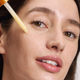 lavera Glow By Nature Vitamin C Boost Serum in der Anwendung