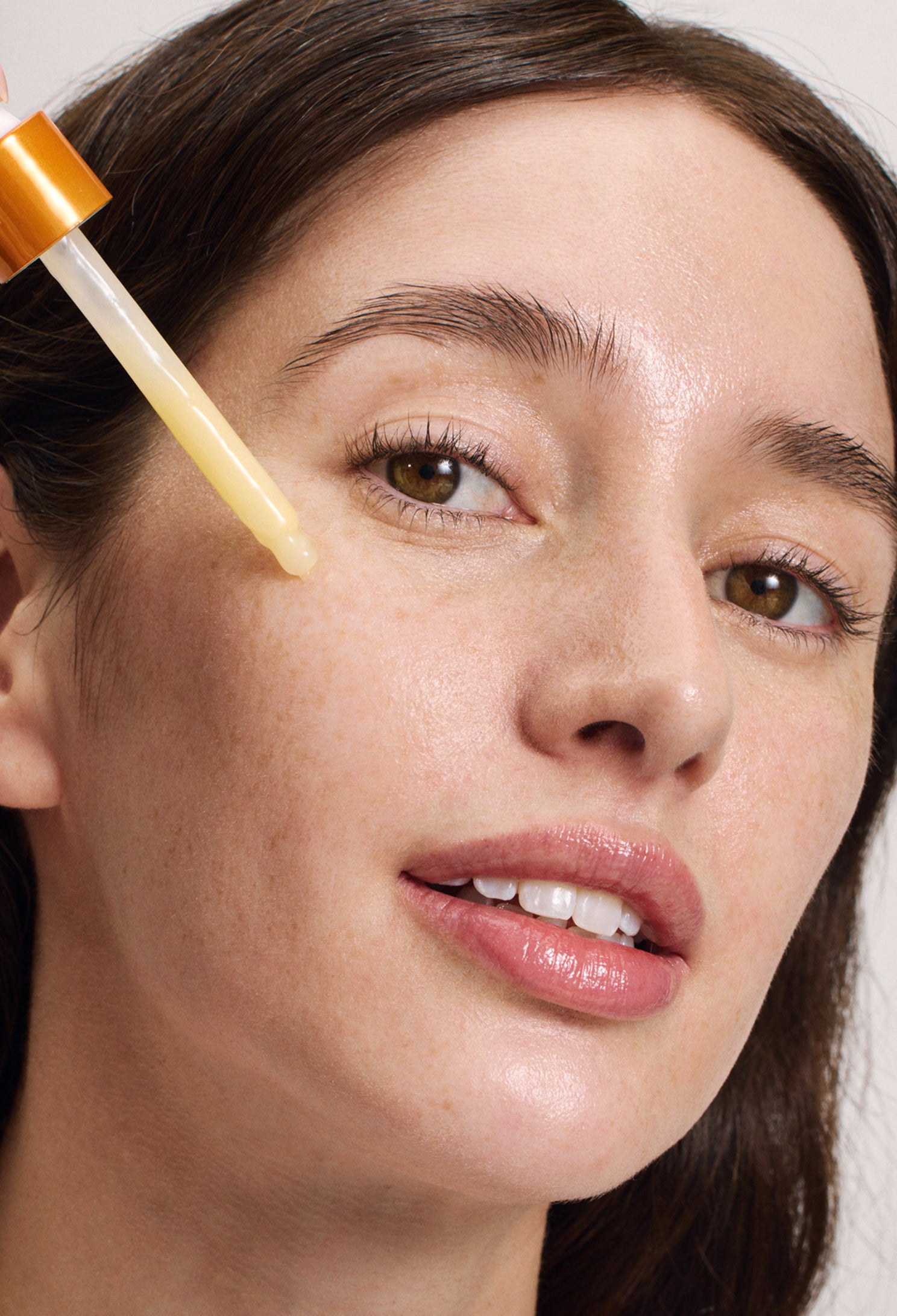 lavera Glow By Nature Vitamin C Boost Serum in der Anwendung