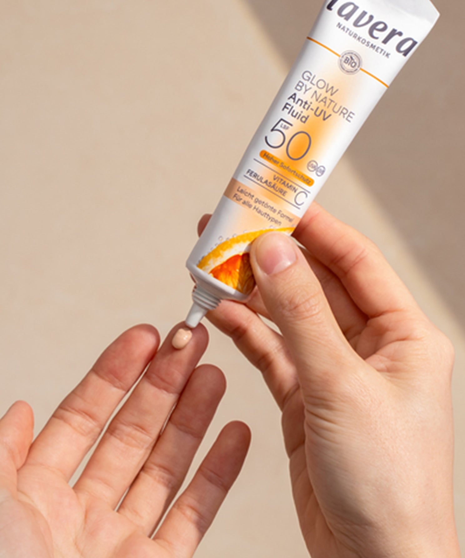 lavera Glow by Nature Anti-UV Fluid LSF 50 in der Anwendung