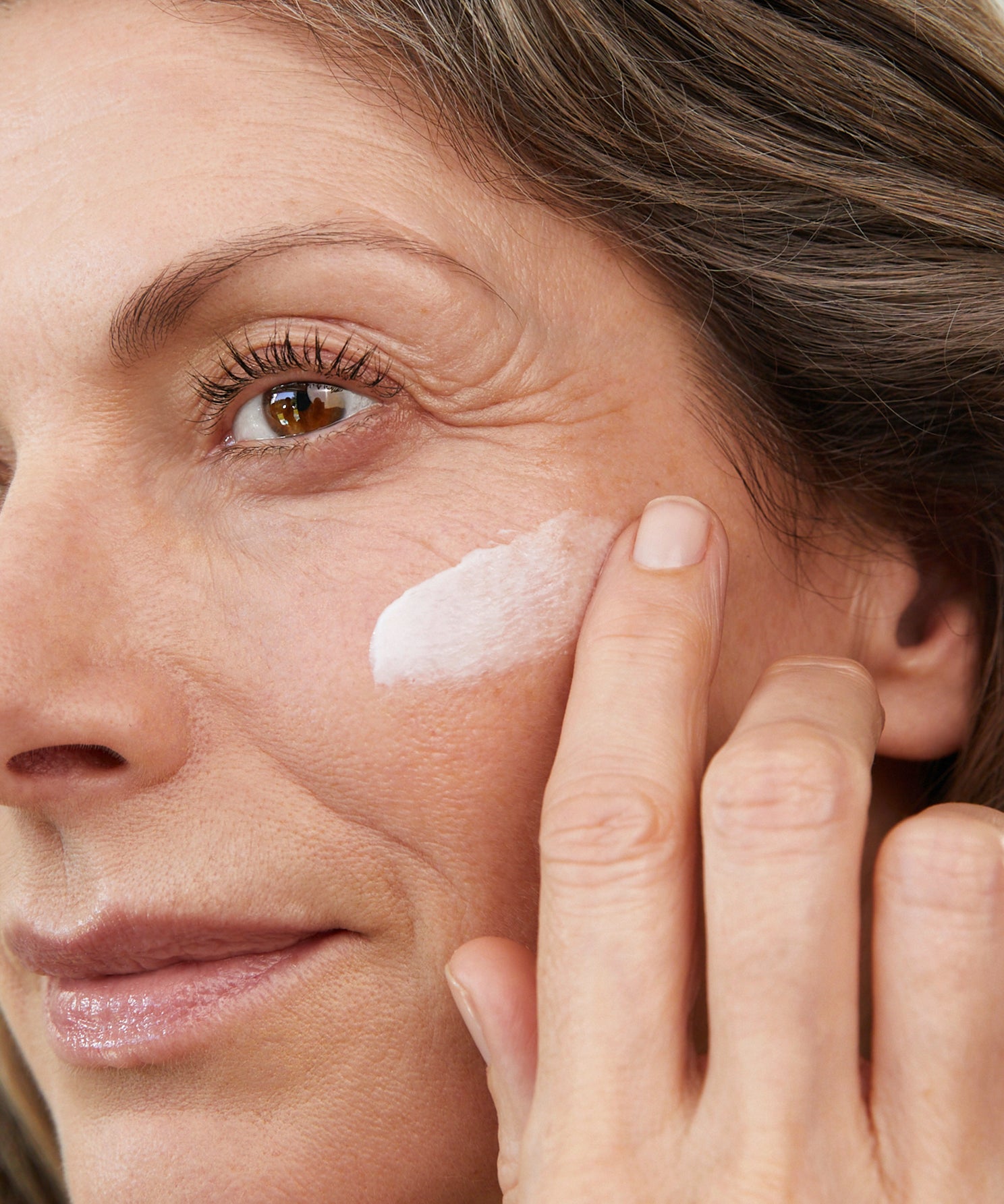 lavera MY AGE Festigende Tagespflege in der Anwendung