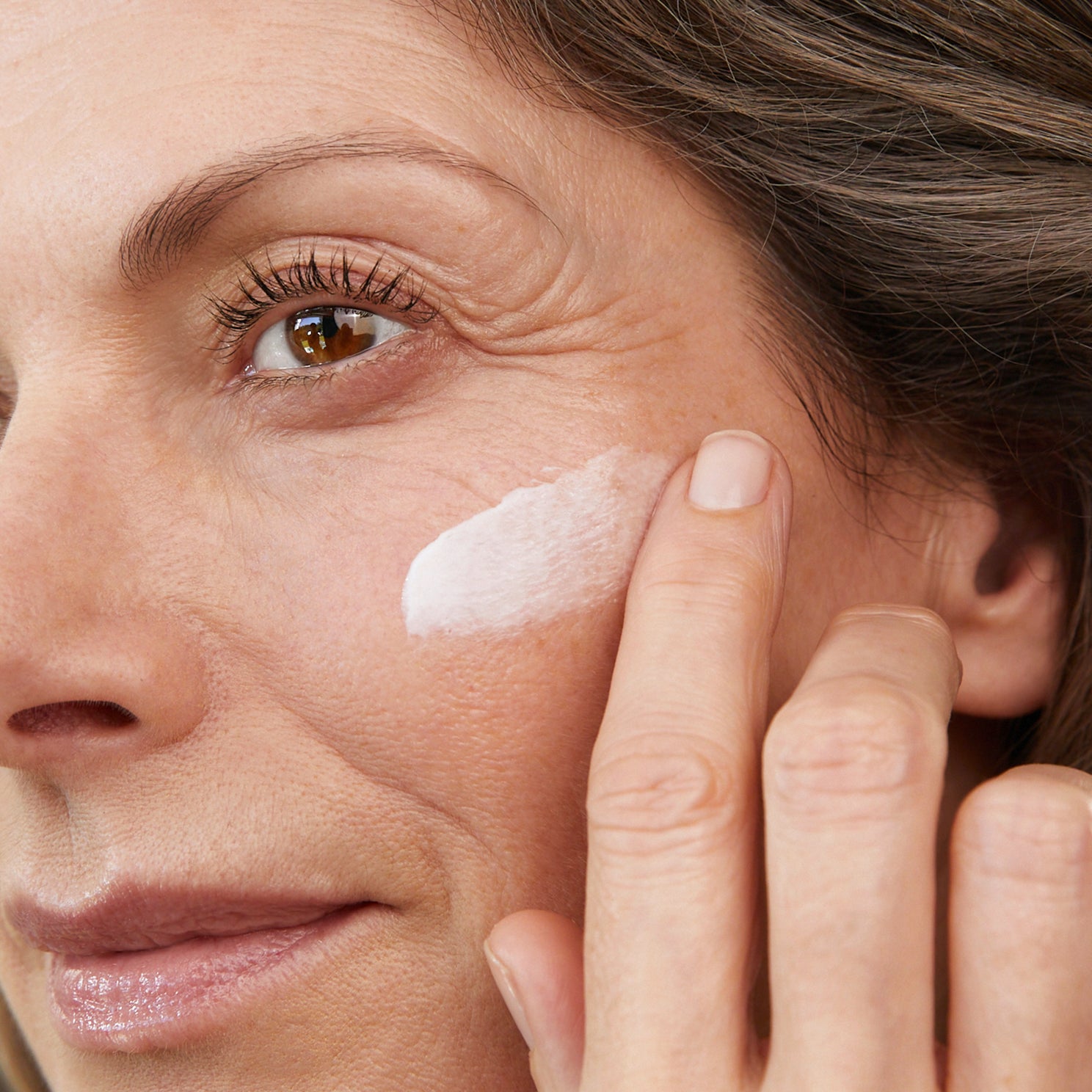 lavera MY AGE Festigende Tagespflege in der Anwendung