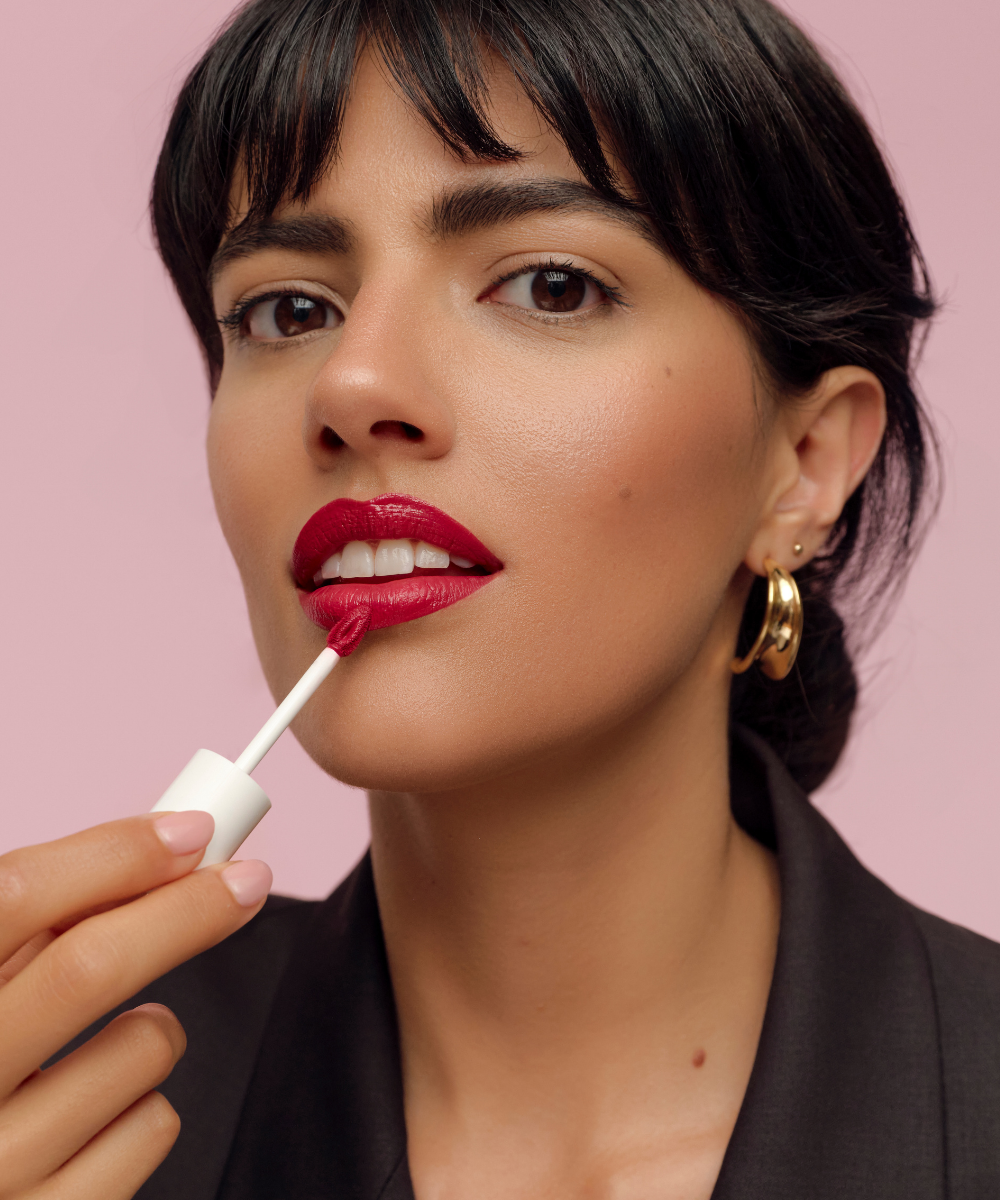 lavera Pure Satin Liquid Lipstick -Poppy Red 01- in der Anwendung