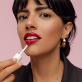 lavera Pure Satin Liquid Lipstick -Poppy Red 01- in der Anwendung