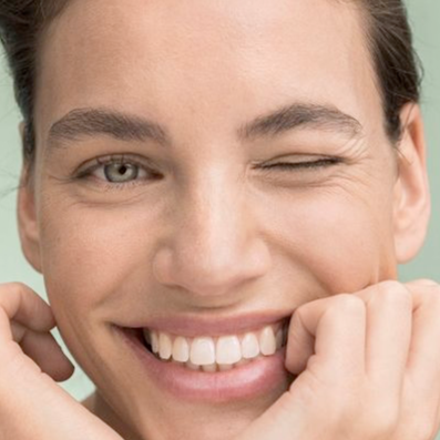 Frau schaut in die Kamera