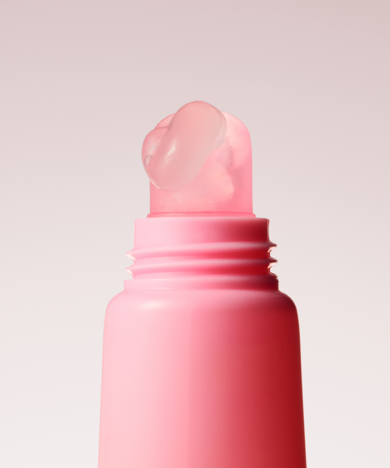 lavera Enzyme Boost Lip Exfoliator in der Anwendung