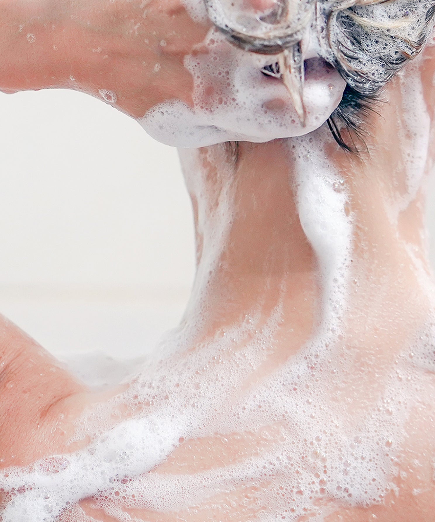 lavera Neutral Dusch-Shampoo in der Anwendung