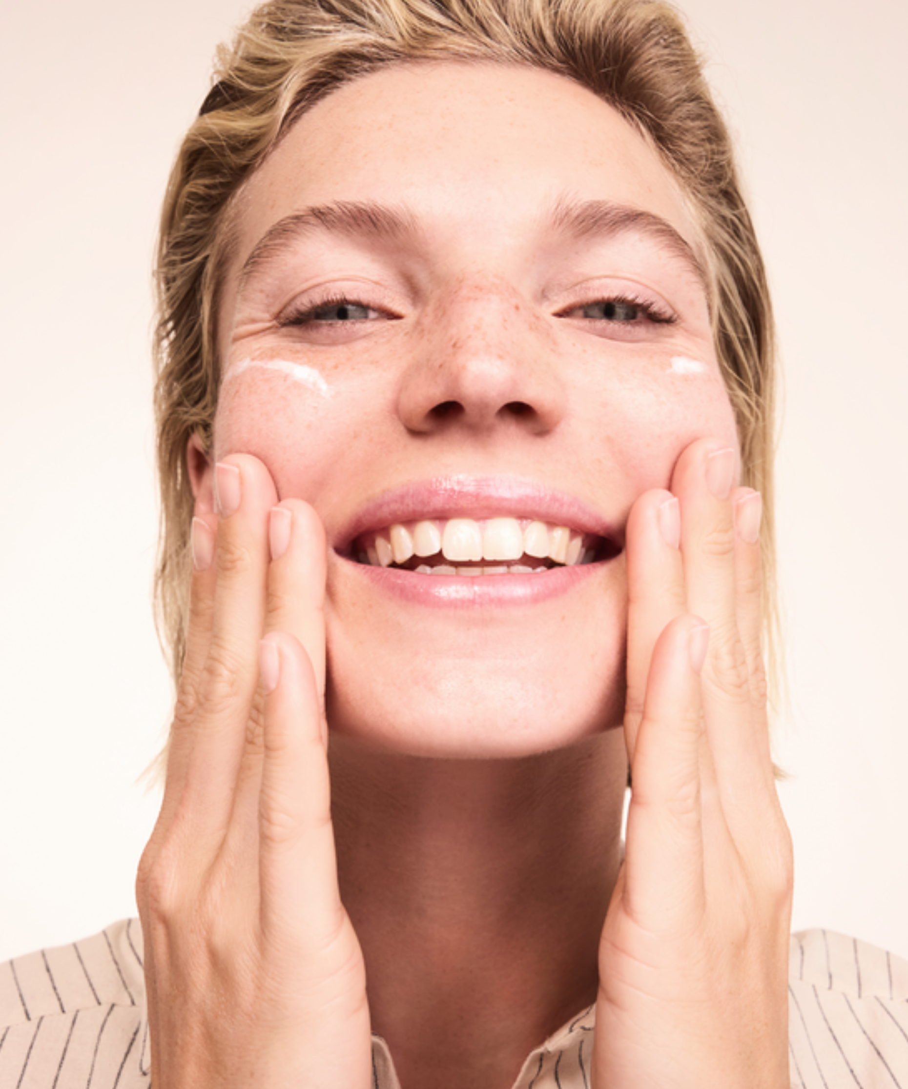 lavera basis sensitive Reinigungsschaum in der Anwendung