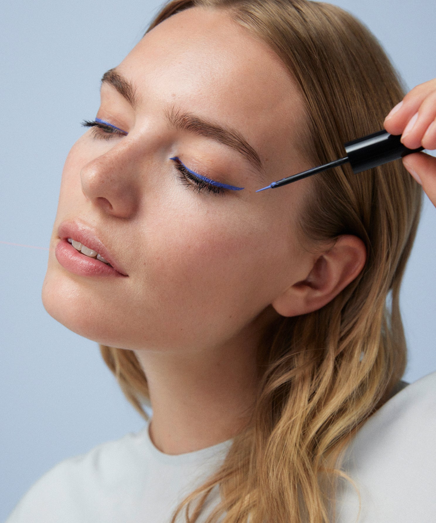 lavera Liquid Elements Eyeliner -Ocean Blue 02- in der Anwendung