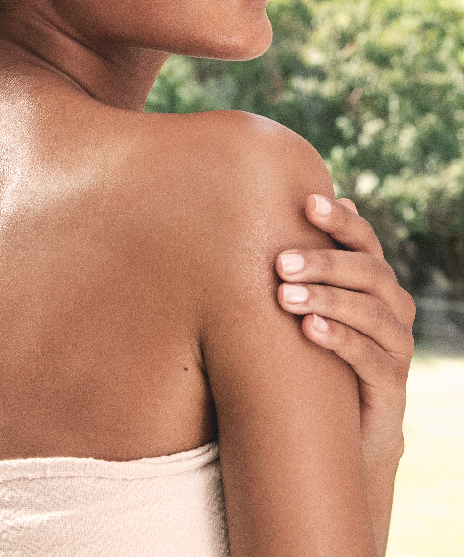 lavera Verwöhnendes Körperöl in der Anwendung