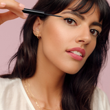 lavera Liquid Eyeliner -Black 01- in der Anwendung