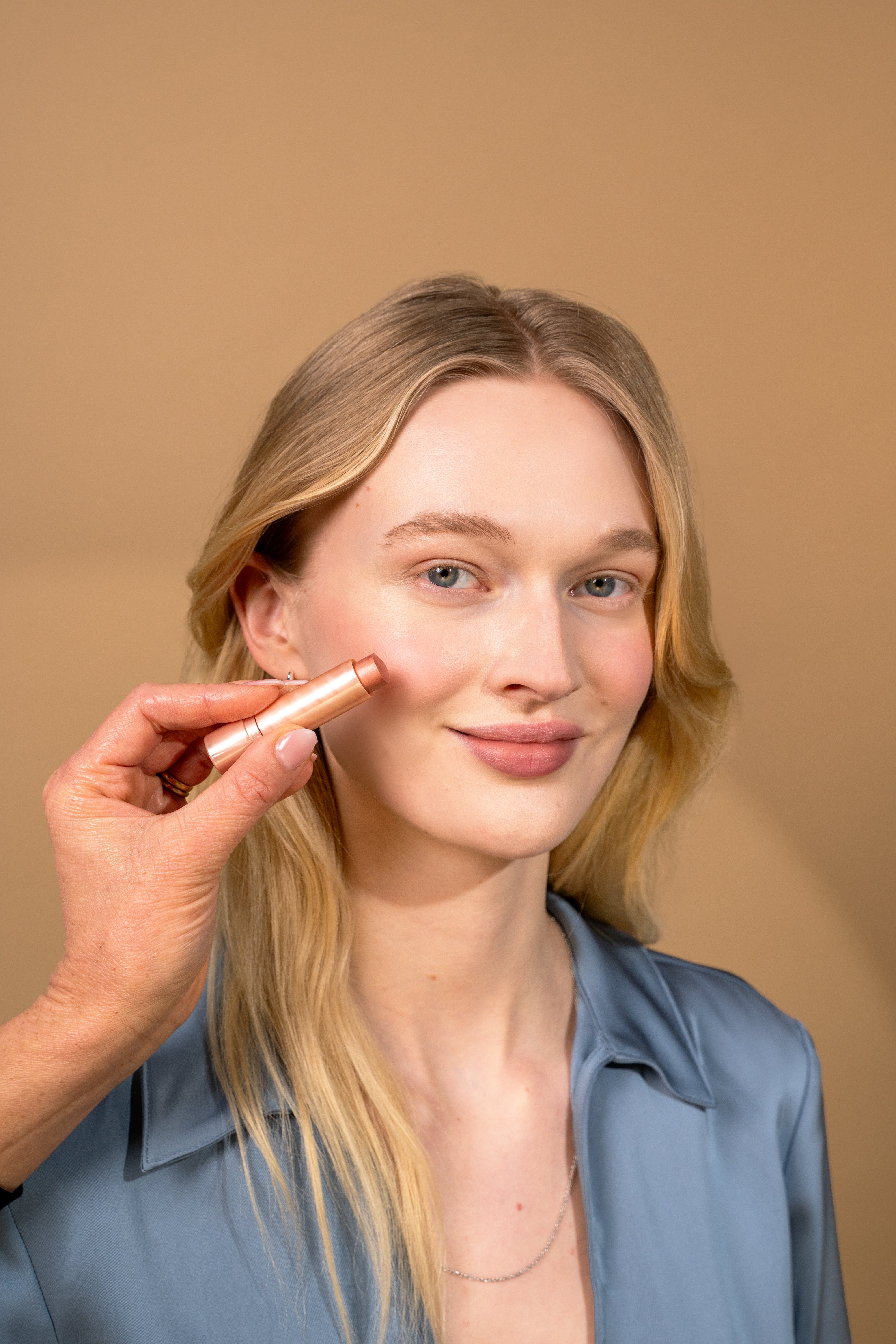 lavera Multi Balm -Sundown Gold 03- in der Anwendung