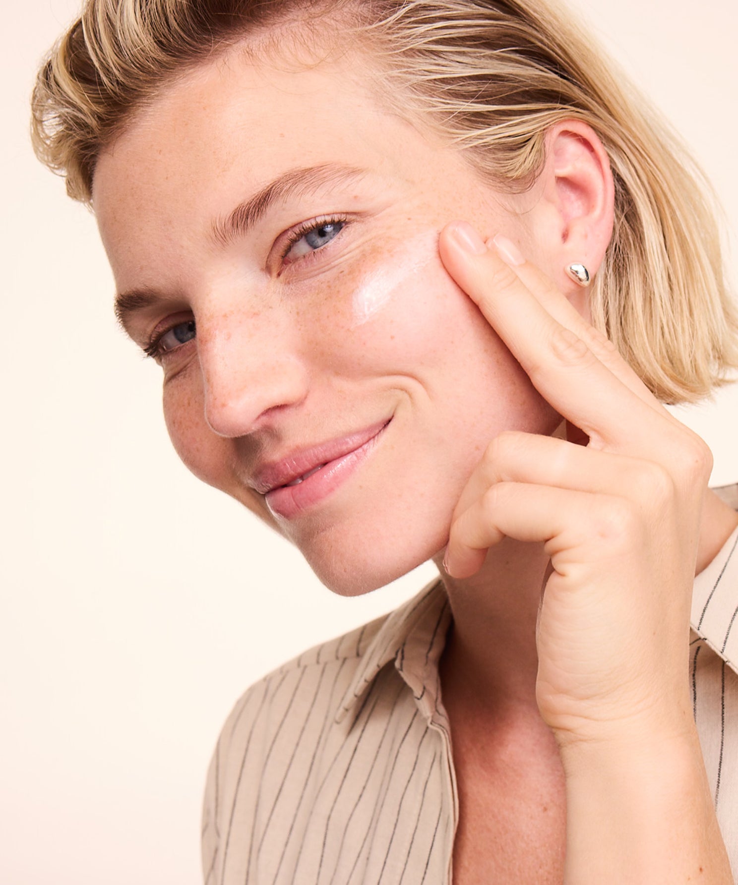 lavera basis sensitive Anti-Falten Nachtcreme Q10 in der Anwendung