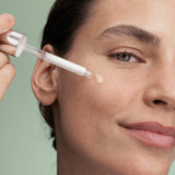 lavera Pure Beauty Serum in der Anwendung