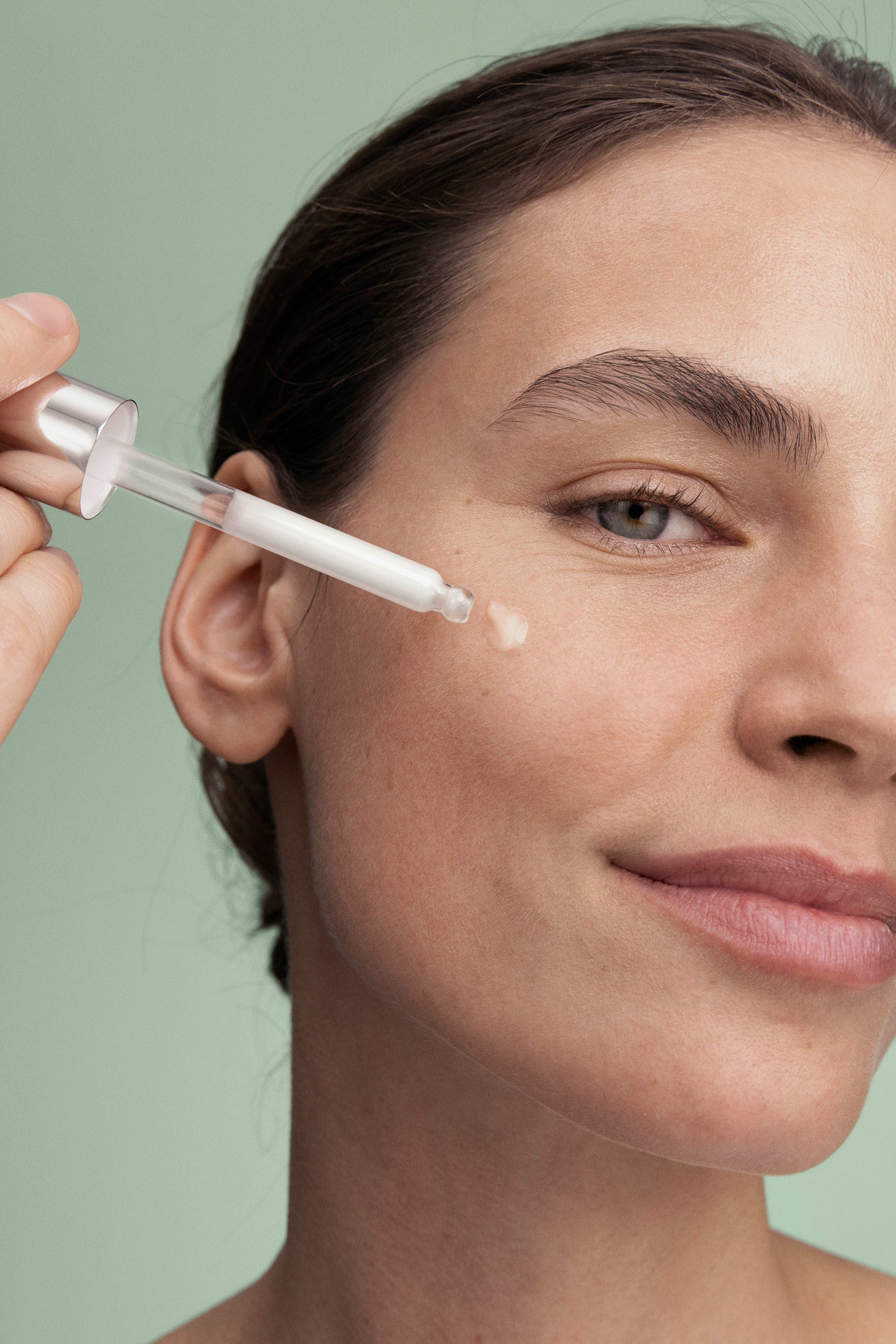 lavera Pure Beauty Serum in der Anwendung