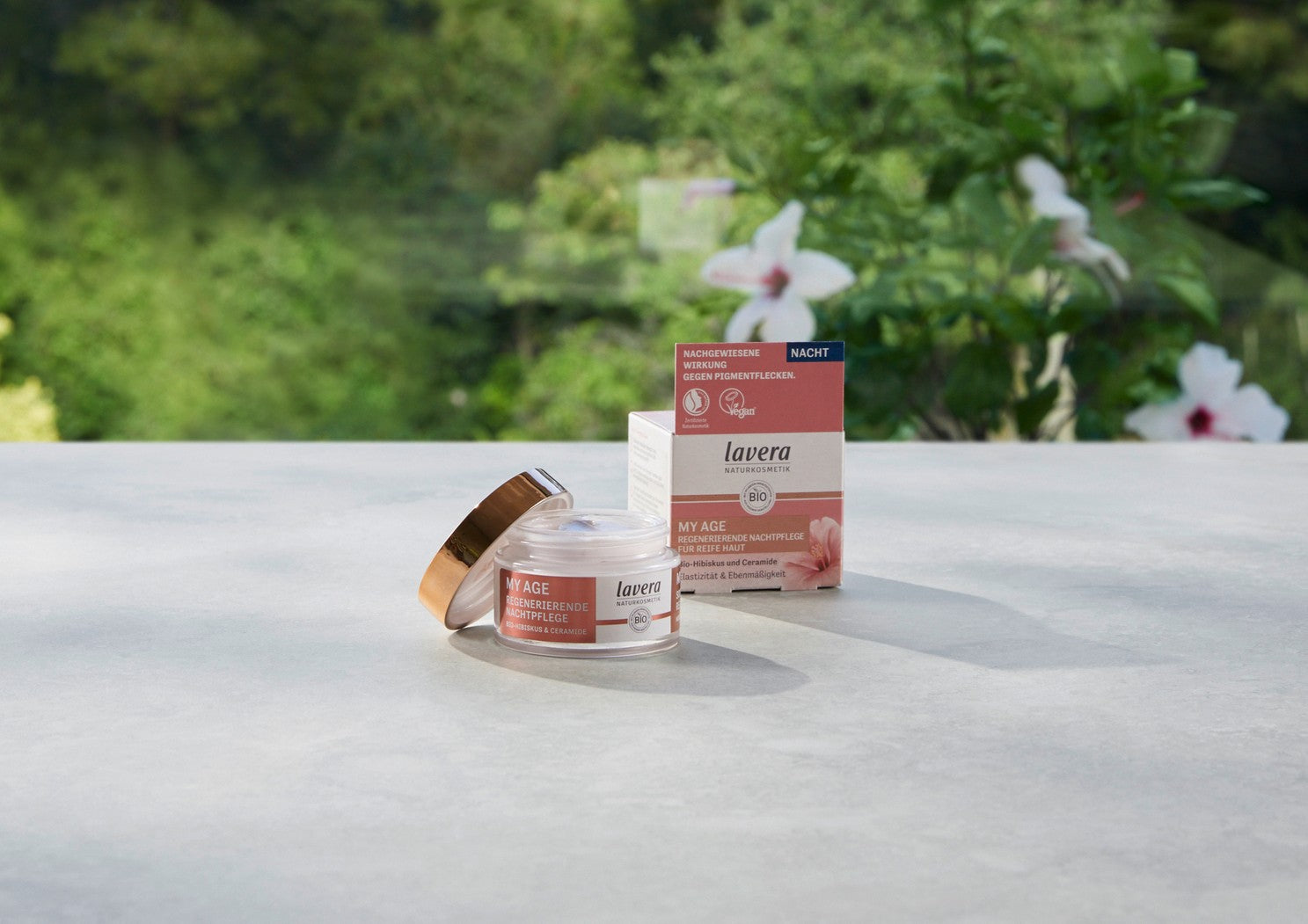 lavera My Age regenerierende Nachtpflege mit Bio-Hibiskus und Ceramiden, Produktfoto im Freien