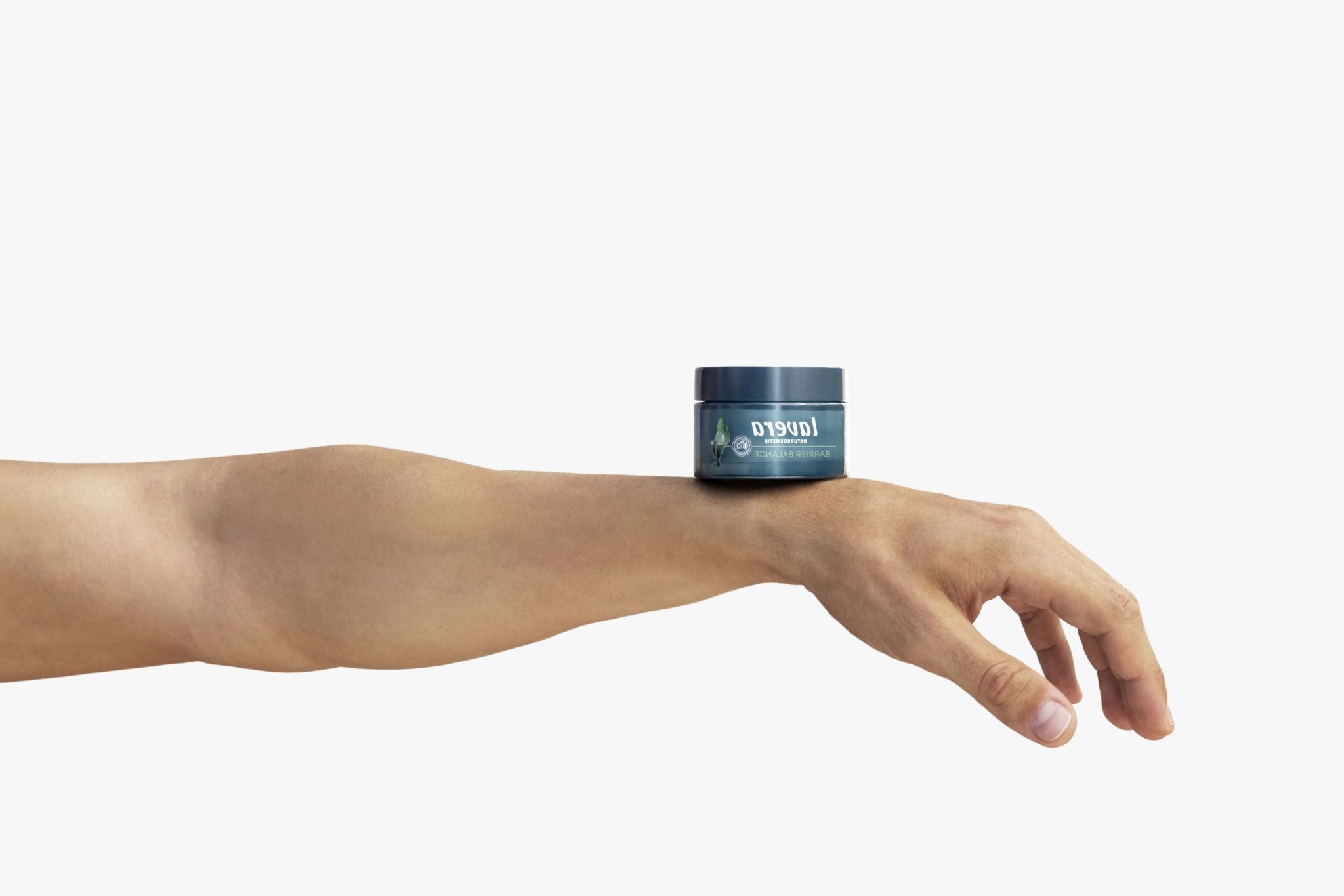 lavera Barrier Balance Nachtpflege auf dem Arm