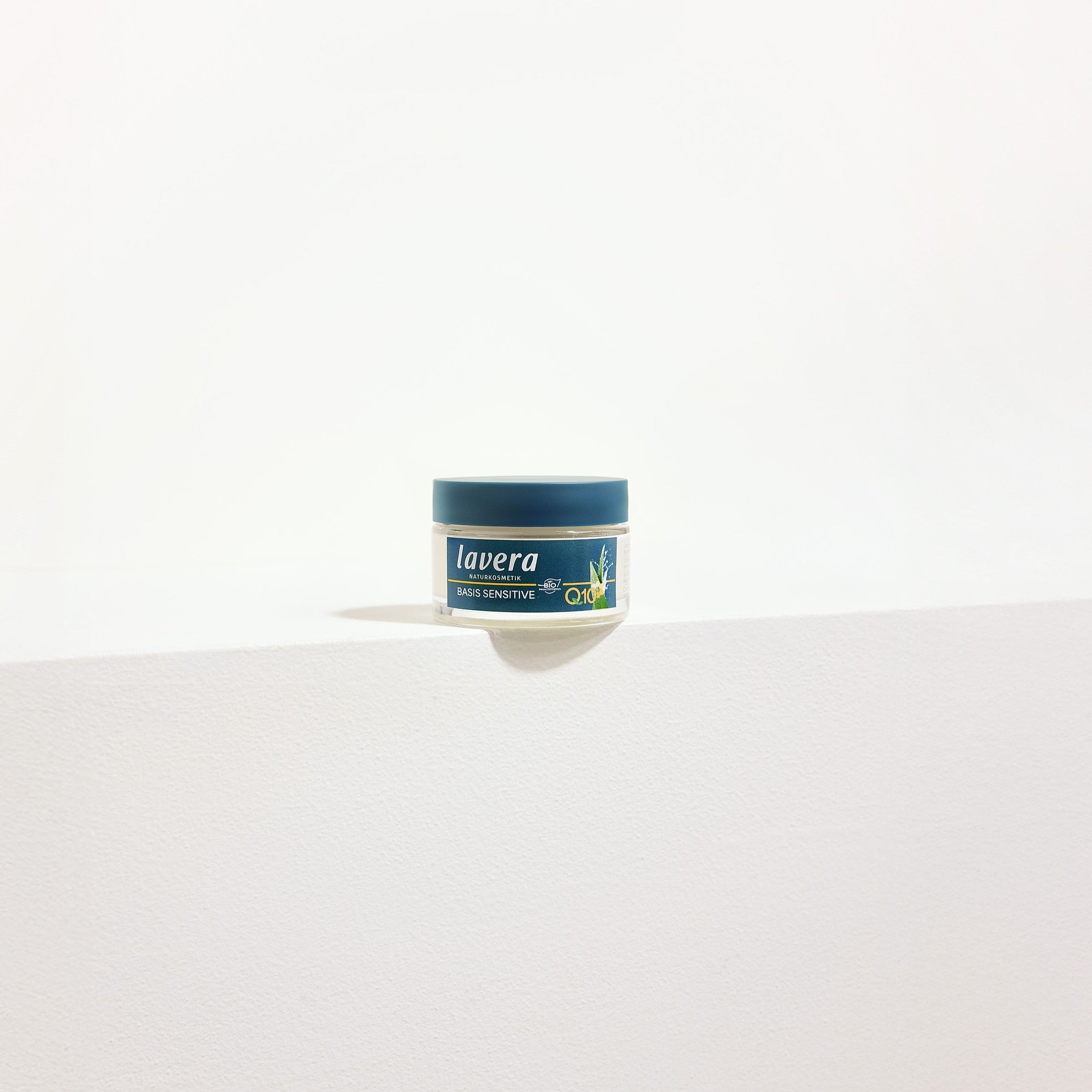 lavera basic sensitive q10 Nachtcreme auf dem hellen Hintergrund