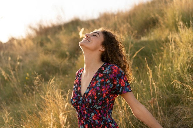 Getty-Stockfoto: fröhliche Menschen im Freien.