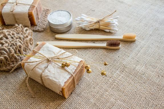 Nachhaltige Badutensilien mit Seife und Bambuszahnbürsten