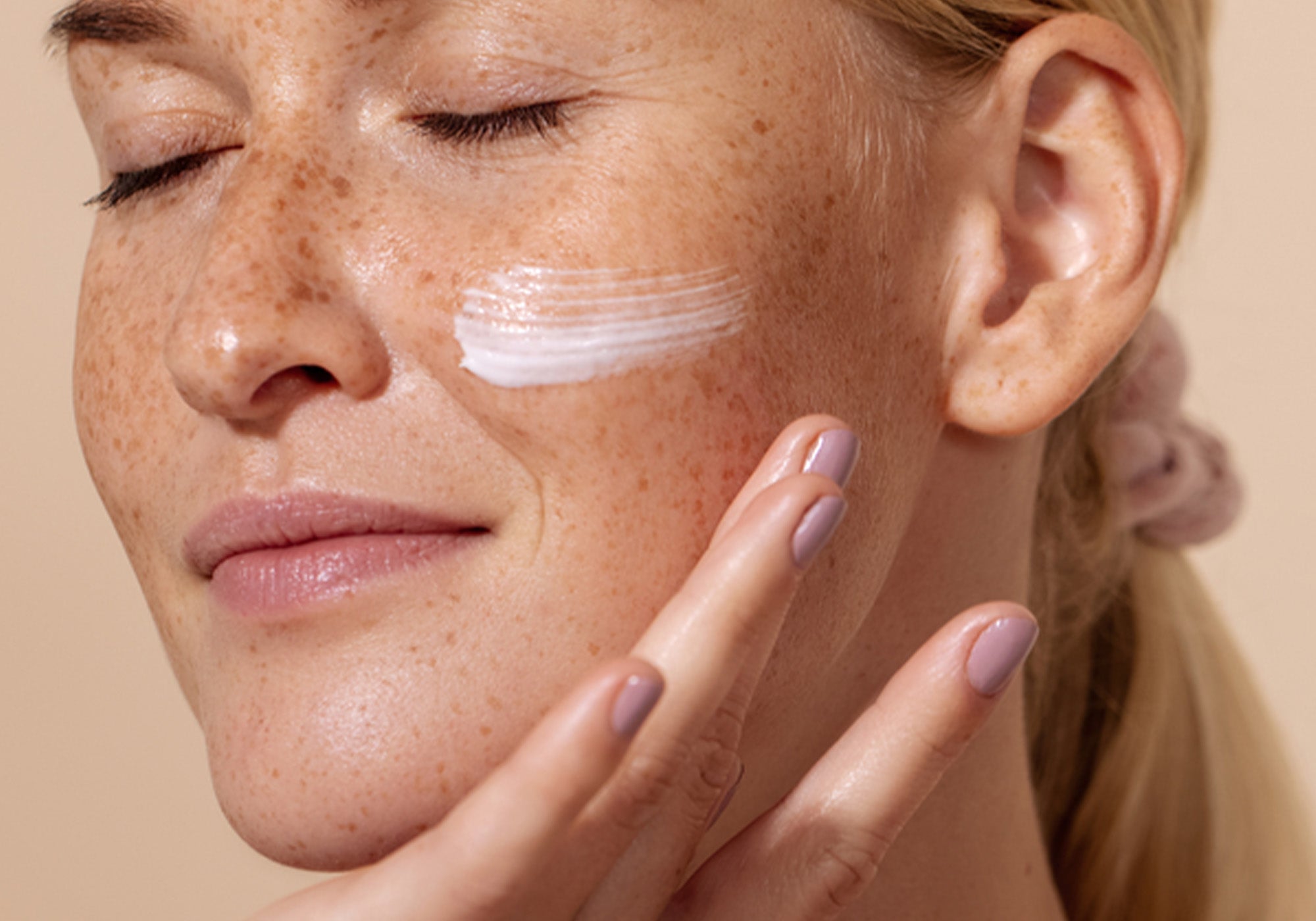 Wange einer Frau mit Creme Swoosh