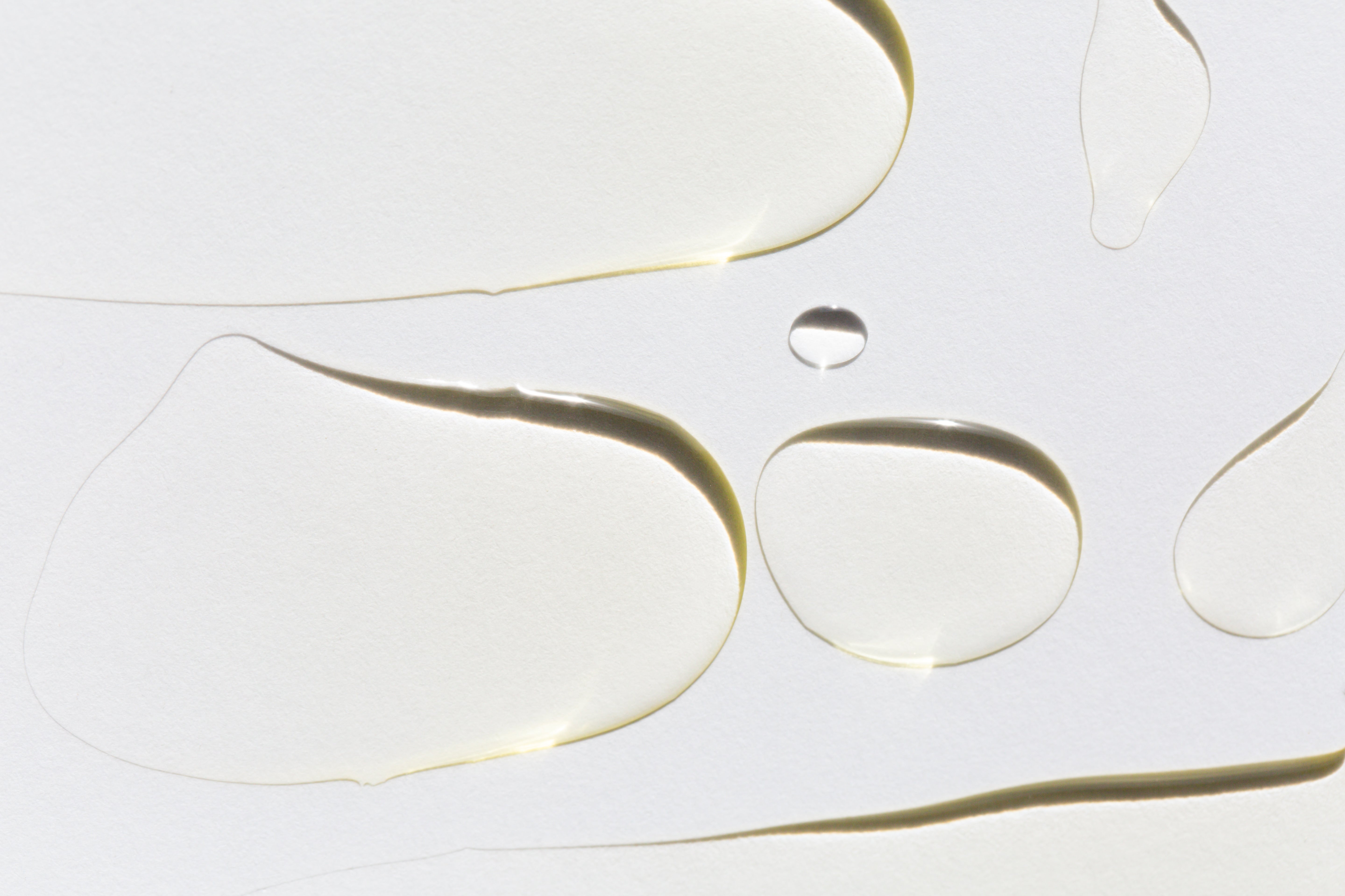 helles Öl auf einer weißen Oberfläche