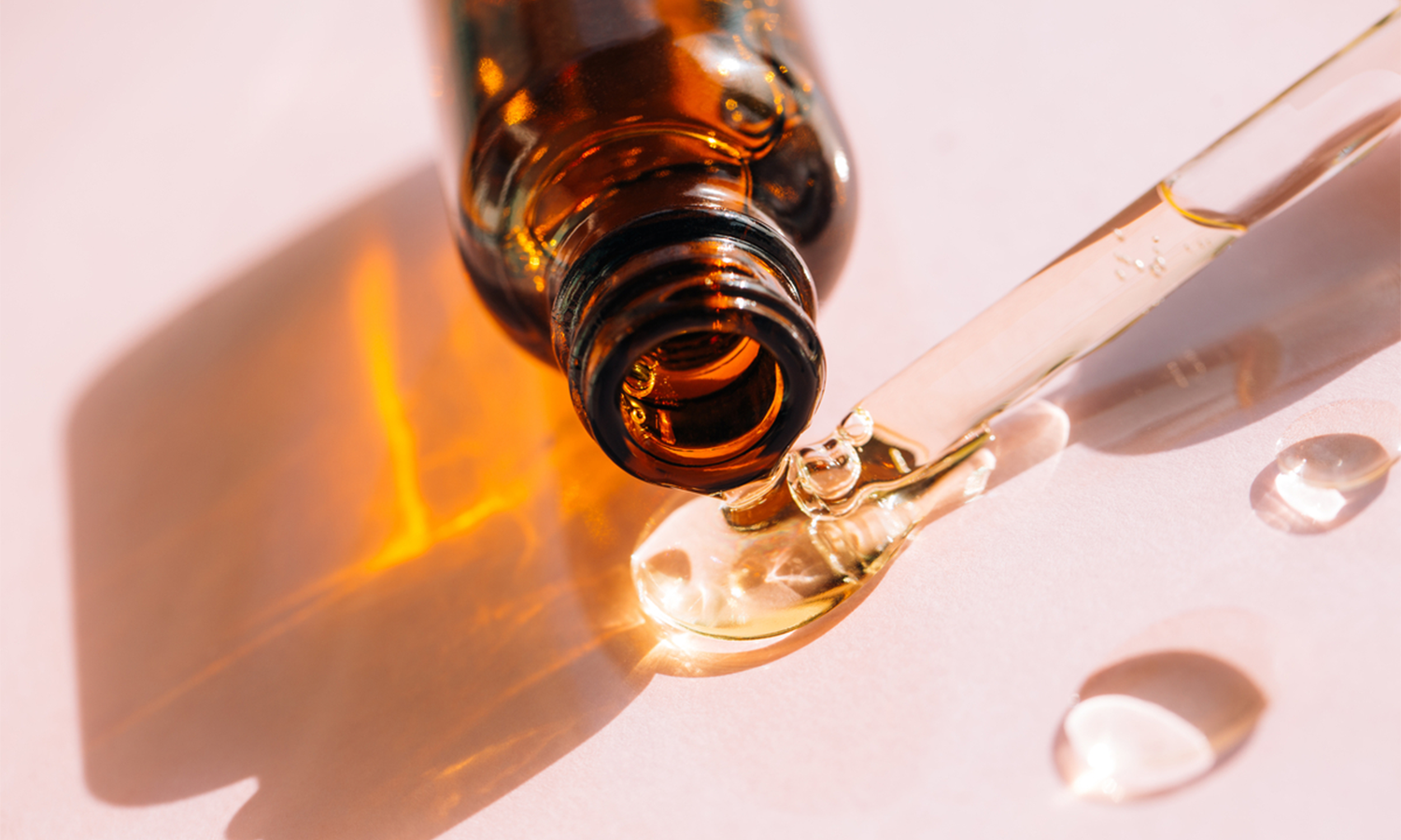 Liegende Flasche mit Pipette und Serum