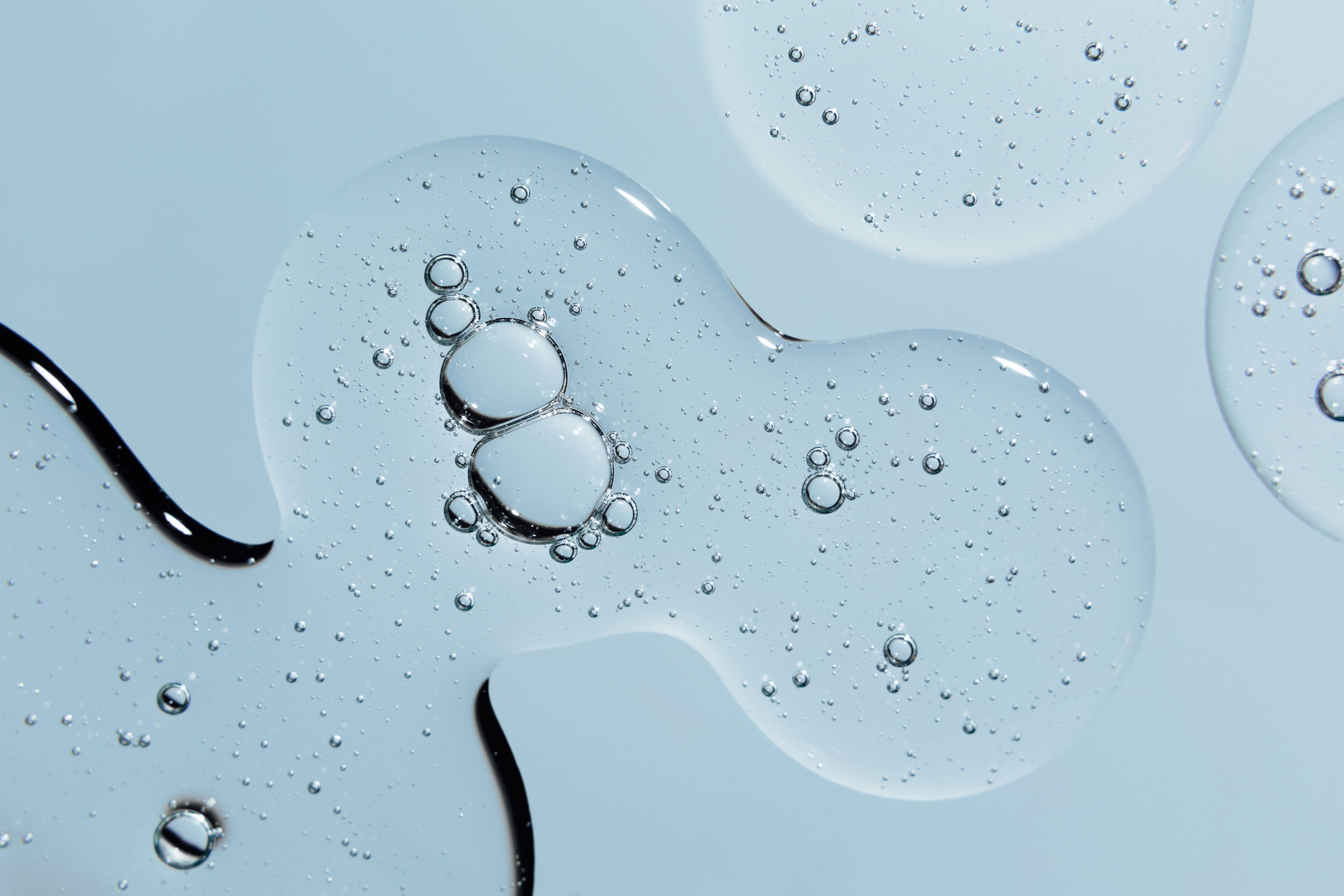 Serum mit Luftblasen auf einem hellblauen Hintergrund