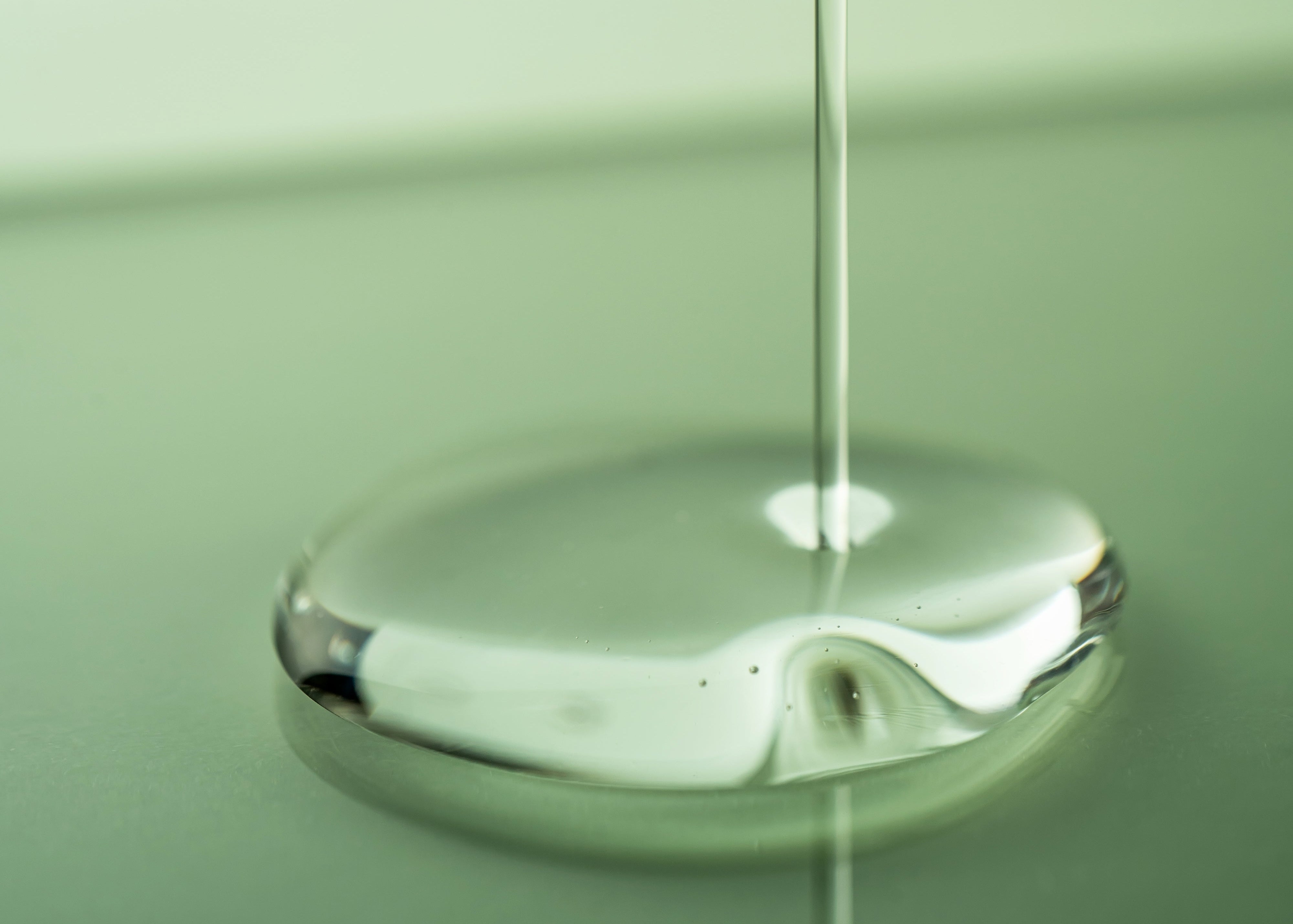 Serumflüssigkeit auf grünem Hintergrund