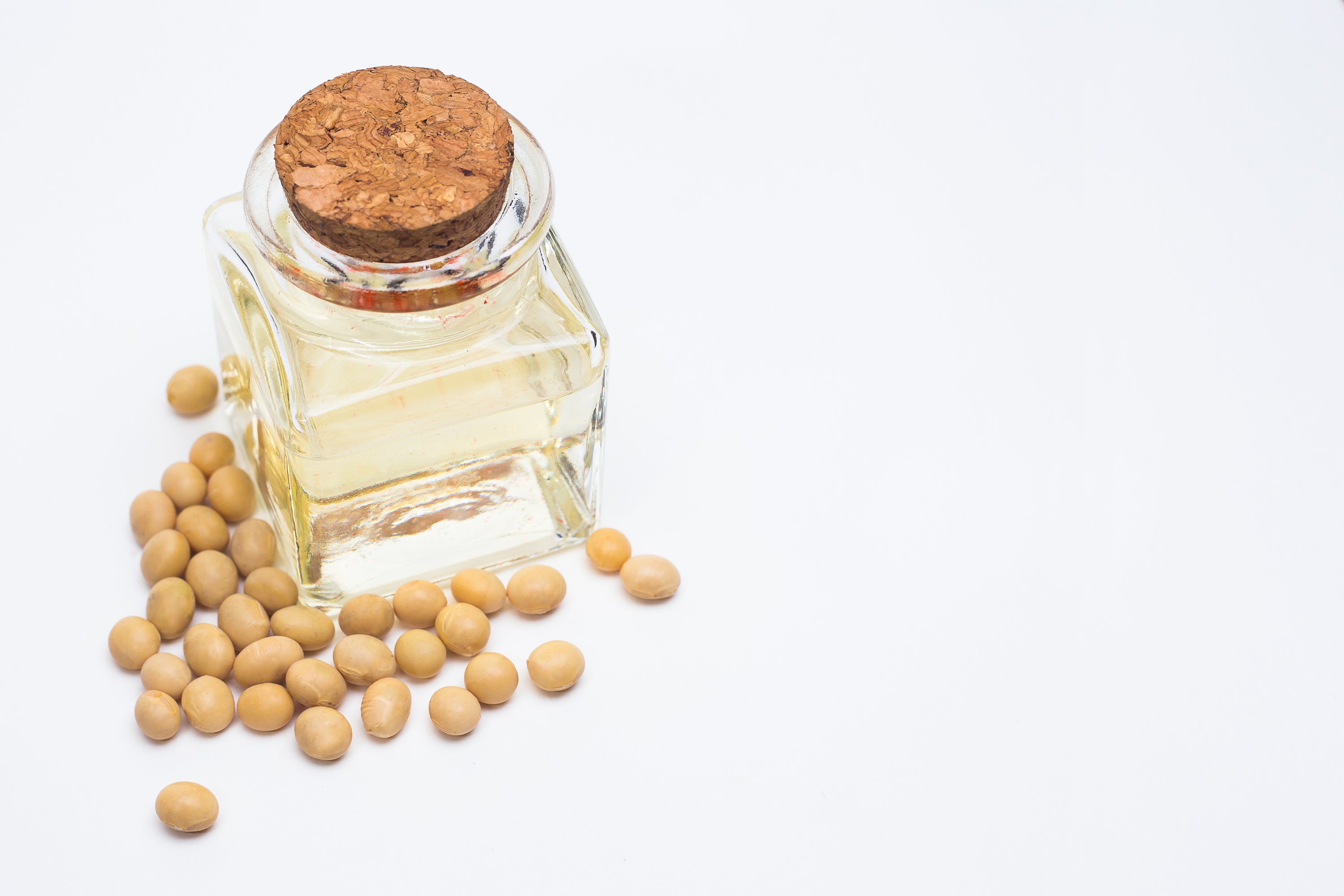 Sojaoel und Sojabohnen nebeneinander