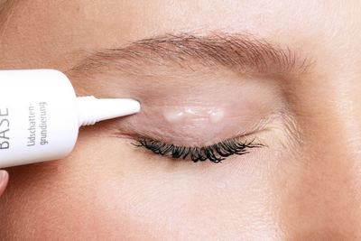 Auftragen einer Lidschatten-Grundierung auf das Augenlid