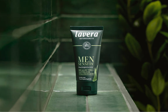 Lavera Men Sensitive Feuchtigkeitscreme auf grünem Fliesensims
