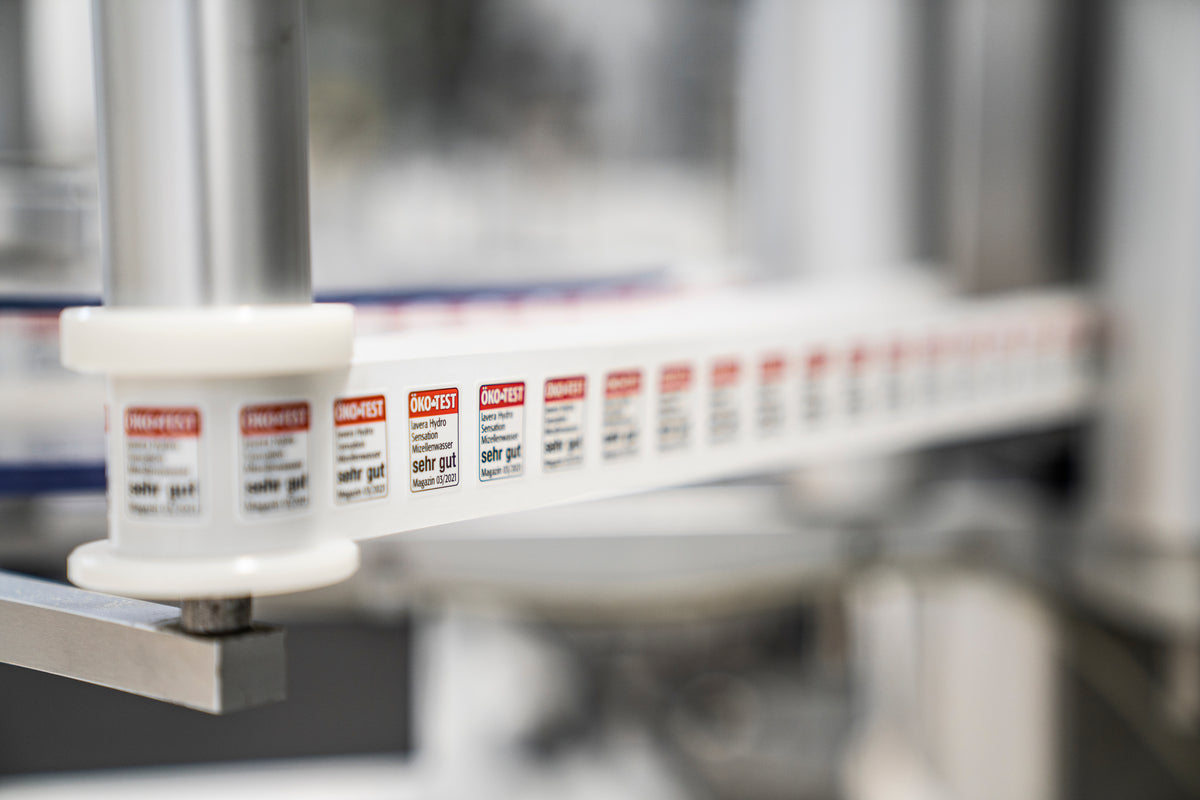 Öko-Test Label auf dem Fließband