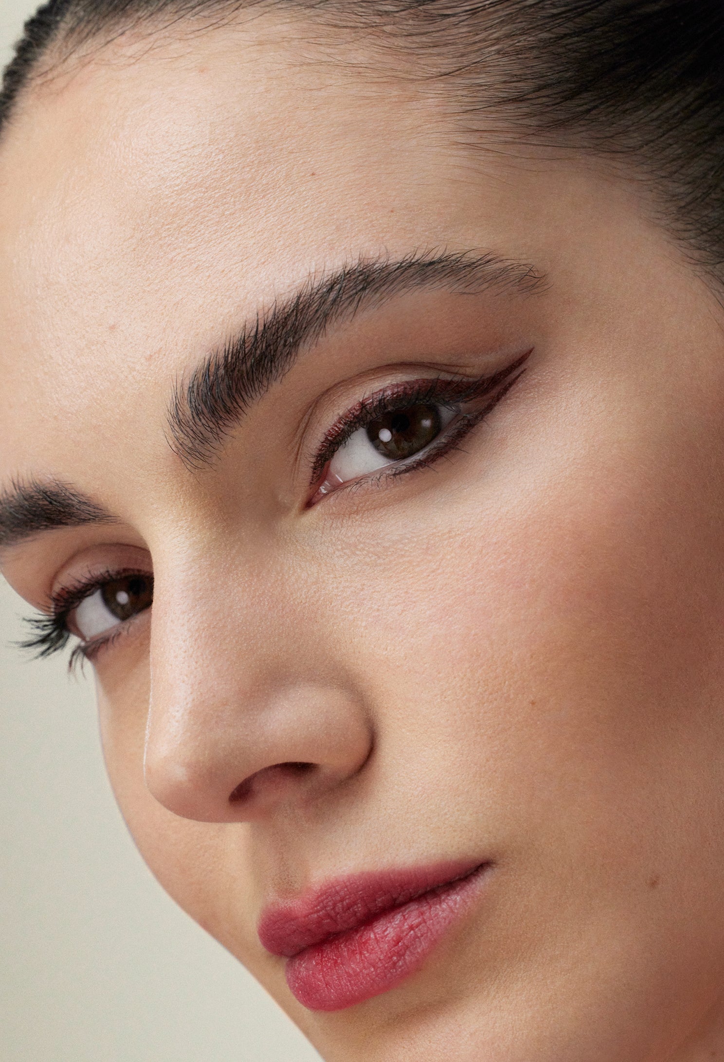 lavera Liquid Elements Eyeliner -Fire Red 01- in der Anwendung