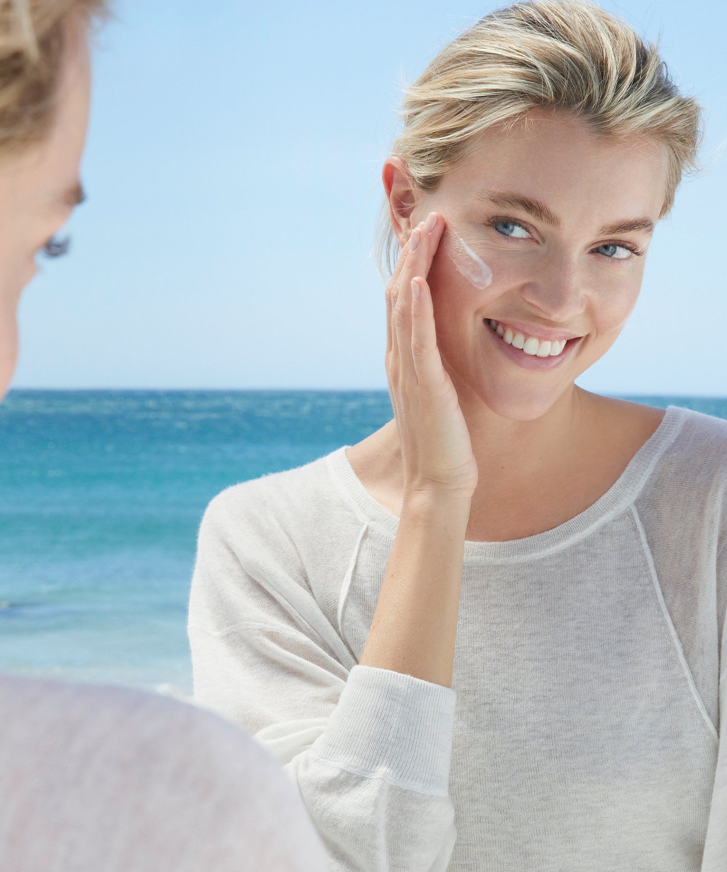 lavera Hydro Refresh Creme-Gel in der Anwendung