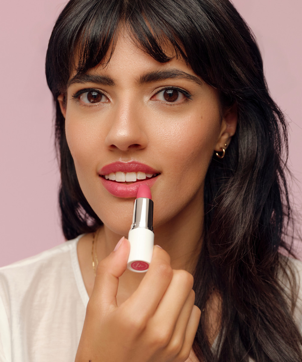 lavera Cream Glow Lipstick -Wild Rose 09- in der Anwendung