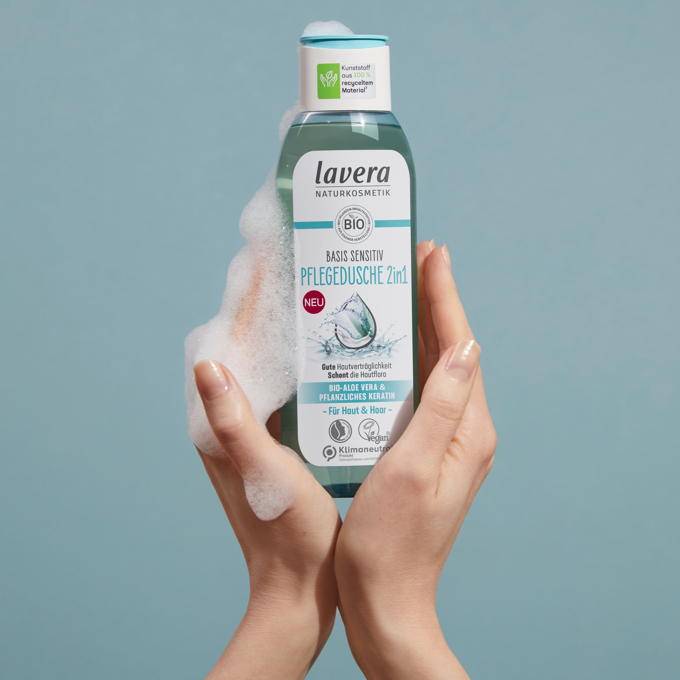 basis sensitive Pflegedusche in den Händen gehalten, mit Schaum