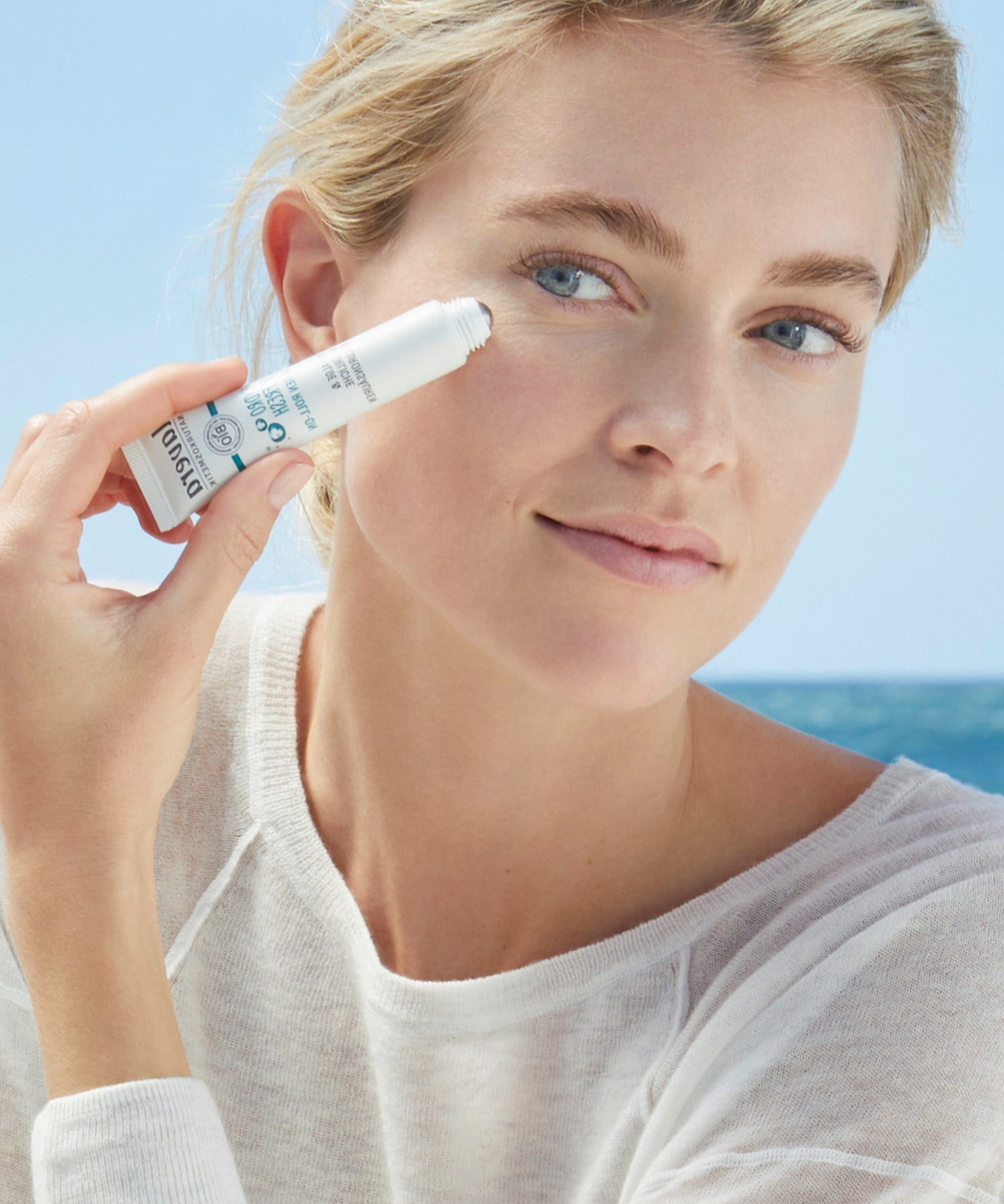 lavera Hydro Refresh Augen Roll-On in der Anwendung