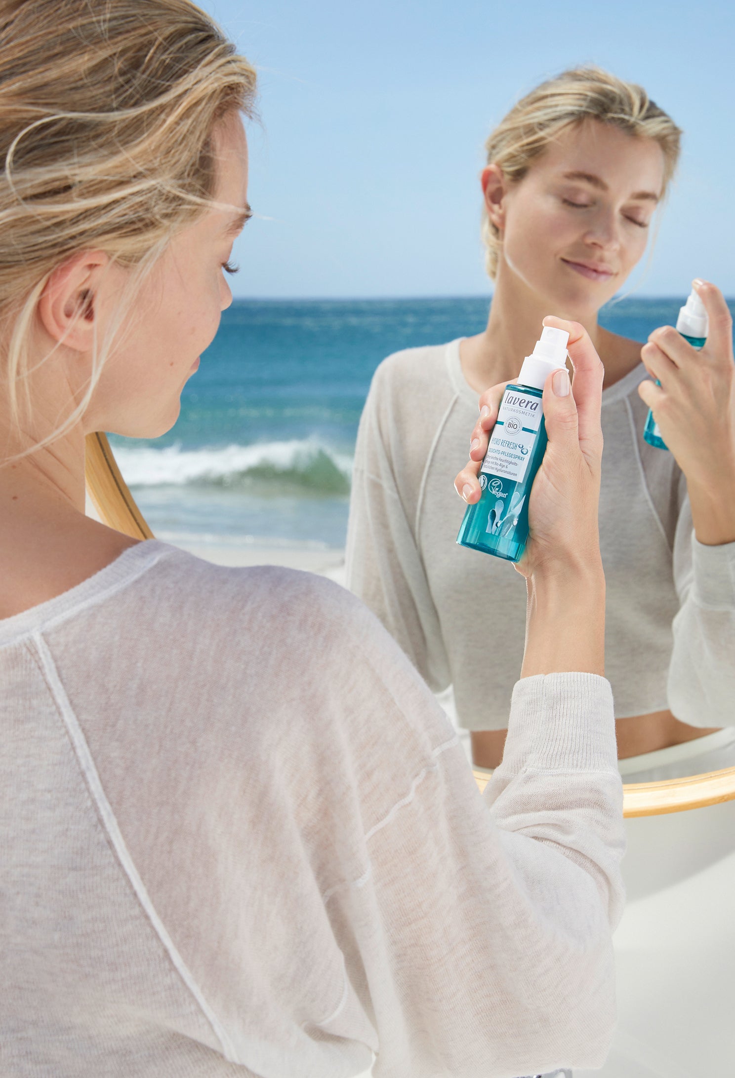 lavera Hydro Refresh Gesichtspflegespray in der Anwendung