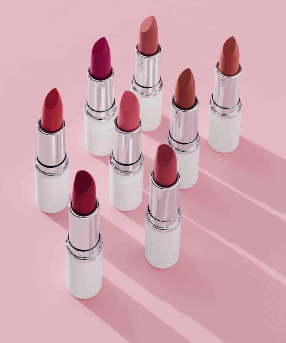 lavera Cream Glow Lipstick -Berry Red 10- in der Anwendung