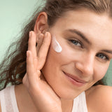 lavera Pure Beauty Mattierende Tagescreme in der Anwendung