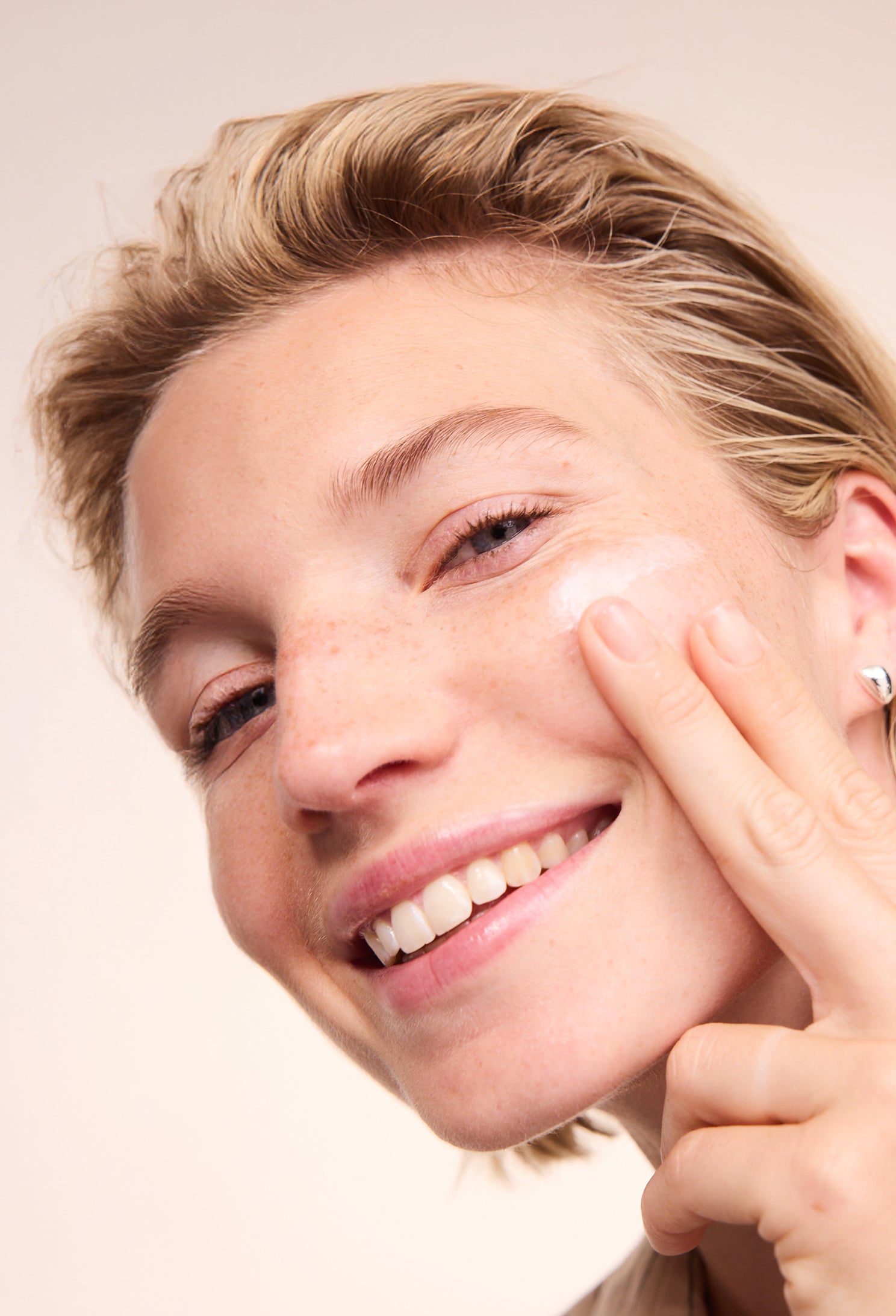 lavera basis sensitive Reichhaltige Feuchtigkeitscreme in der Anwendung