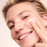 lavera basis sensitive Reichhaltige Feuchtigkeitscreme in der Anwendung