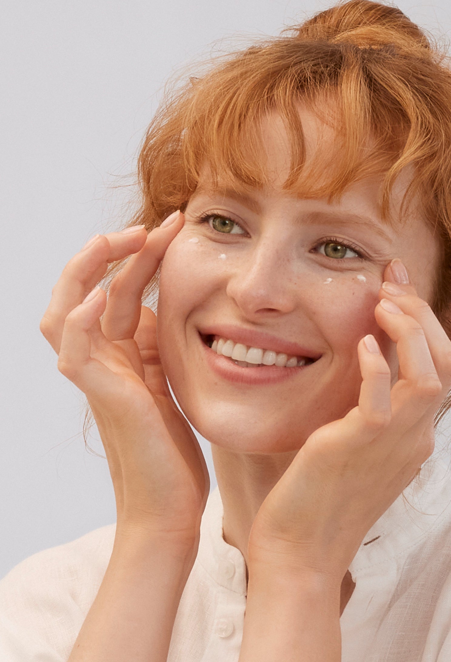 lavera Re-Energizing Sleeping Augenpflege in der Anwendung